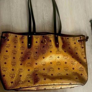 MCM PURSE METALLIC GOLD.